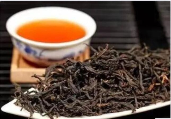 দীর্ঘ উপবৃত্তাকার বা উপবৃত্তাকার পাতা, সবুজ, চকচকে, উঁচু, মাইক্রোওয়েভ মার্জিন, সামান্য ভাঁজ বা সমতল, এপিকাল অ্যাকুমিনেট,