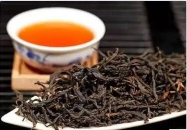 গোল্ডেন লর × টাই গুয়ানিনছোট গাছের ধরন, মধ্যবিত্ত, প্রাথমিক প্রজাতি। গাছটি লম্বা, গাছের চেহারা অর্ধেক
